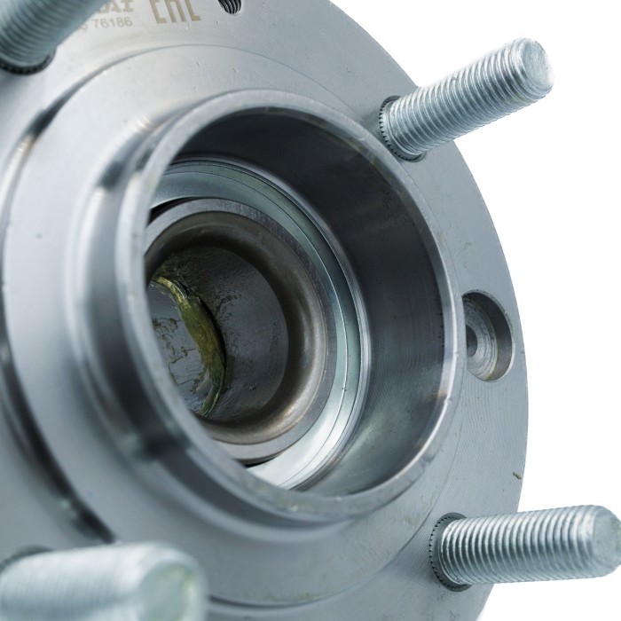 Ступица Mitsubishi Carisma (95-) зад. с подшип. (SRS 76186) SURAI